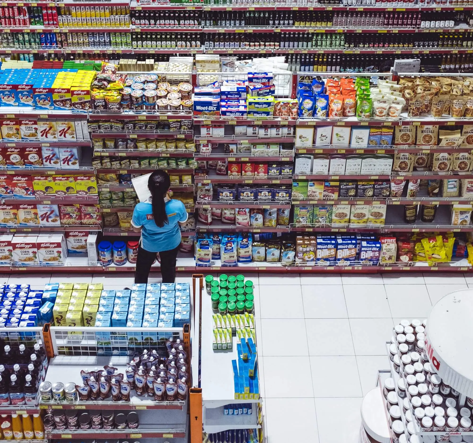  Zona plina de magazine si spatii comerciale 